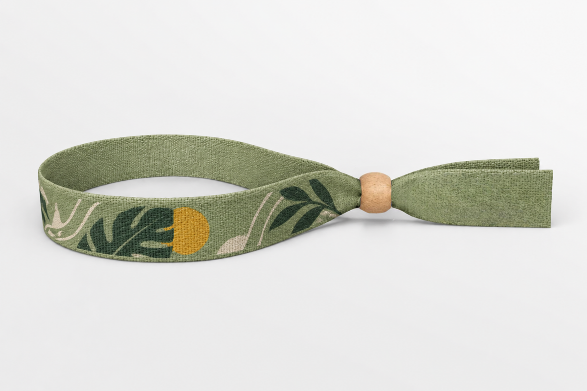 Pulsera de tela de bambú verde con estampado de hojas y cierre de madera