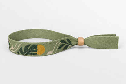 Pulsera de tela de bambú verde con estampado de hojas y cierre de madera