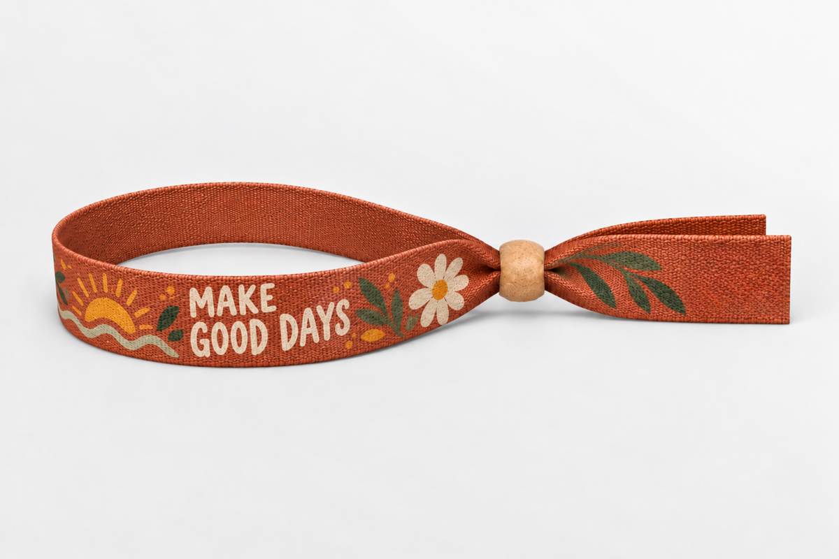 Pulsera de tela de bambú naranja con impresión a color y cierre de madera