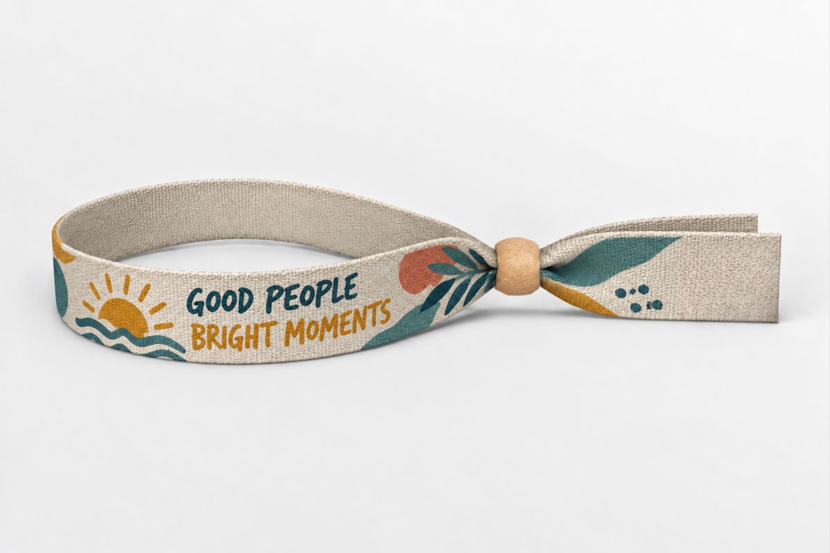 Pulsera de tela de bambú beige con estampado colorido y cierre de madera