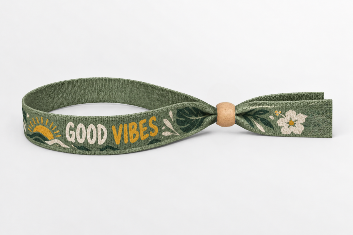 Pulsera de tela de bambú verde con estampado Good Vibes y cierre de madera