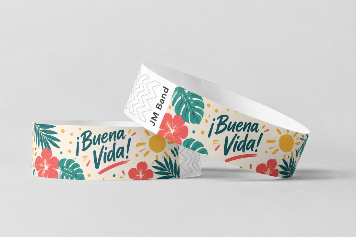Dos pulseras de papel con estampado de flores tropicales a todo color