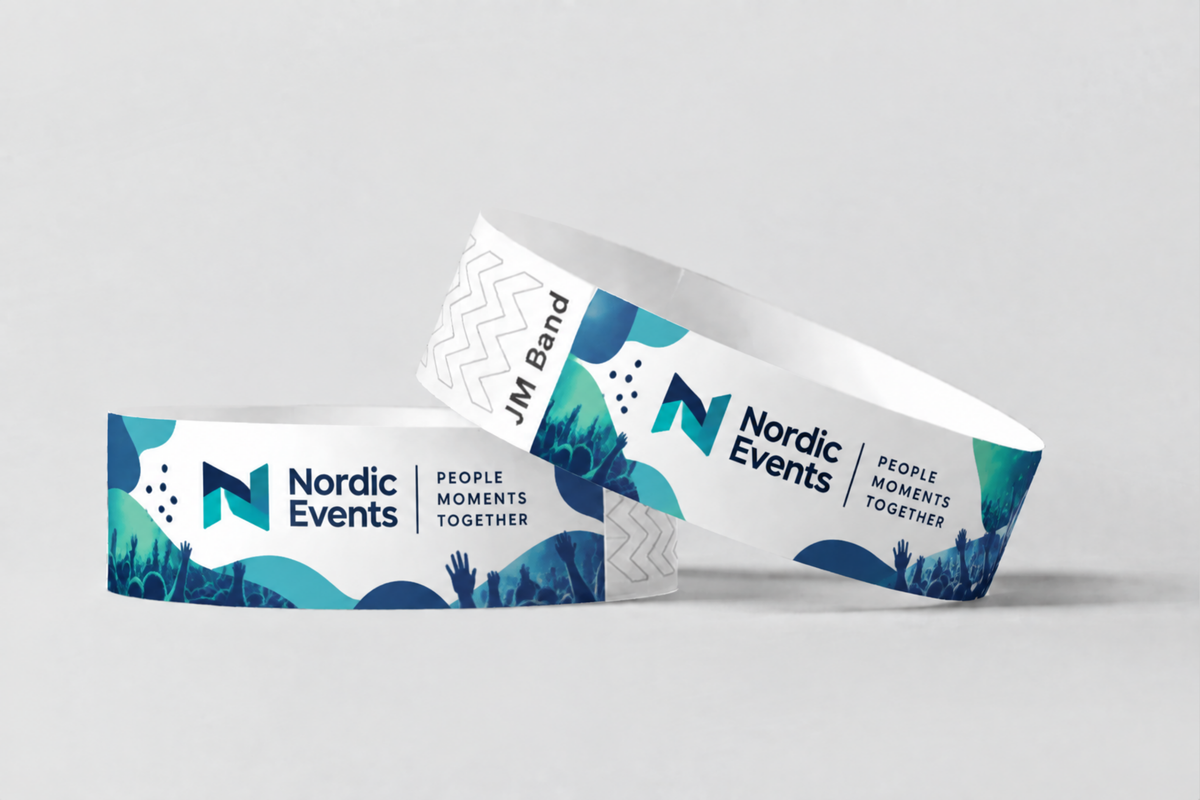 Dos pulseras de papel con logotipo de evento azul y verde a todo color