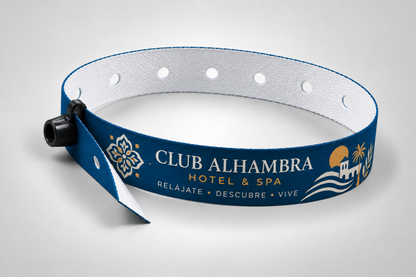 Polsera de tela blava amb tancament de pressió i logotip d'hotel imprès