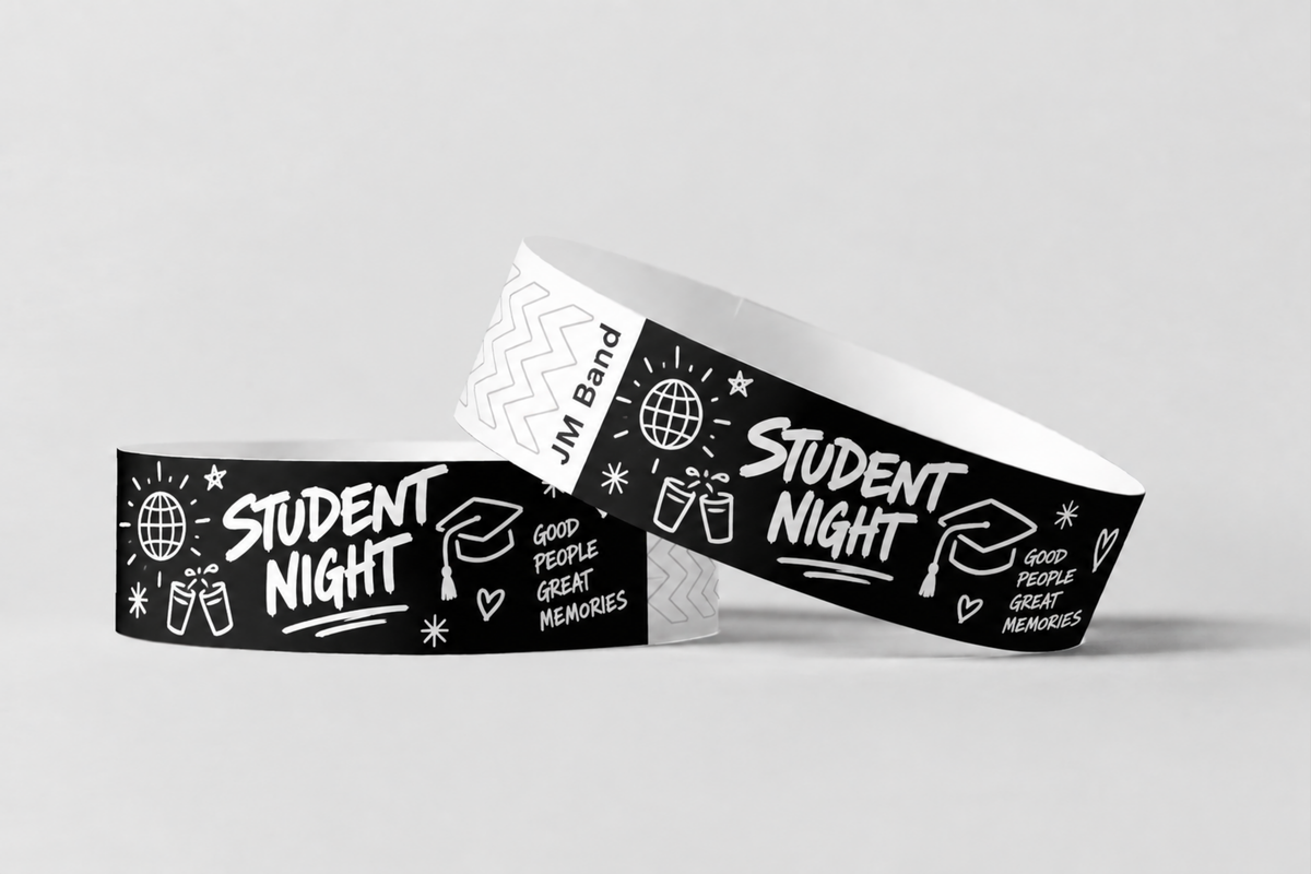 Dues polseres de paper negres amb impressió en blanc per a nit universitària