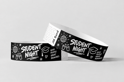 Dues polseres de paper negres amb impressió en blanc per a nit universitària
