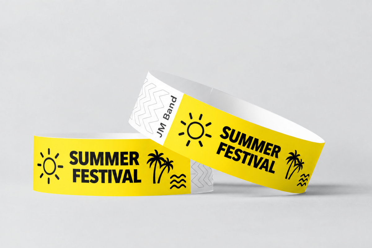 Dues polseres de paper grogues amb disseny de festival d'estiu imprès