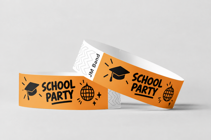 Dues polseres de paper taronja amb disseny de festa escolar imprès