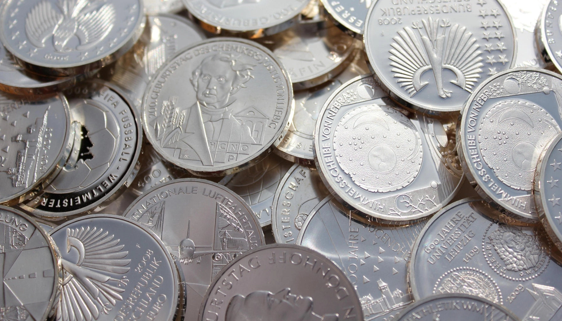 Varias monedas de metal dispersas o apiladas muestran los materiales utilizados en su producción.