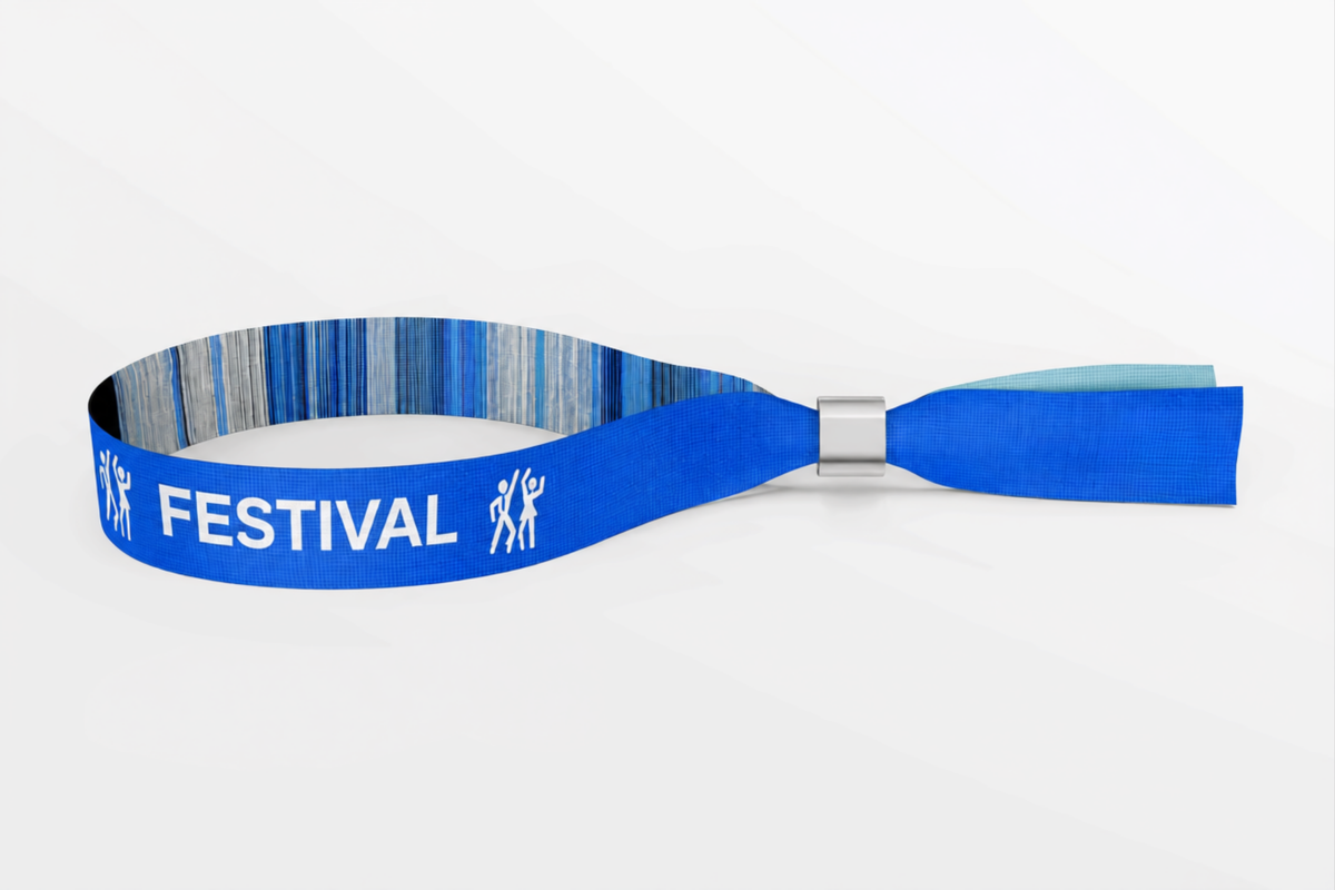 Pulsera tejida azul con logotipo de festival en blanco