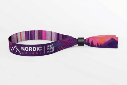 Pulsera tejida morada con diseño de montañas y atardecer