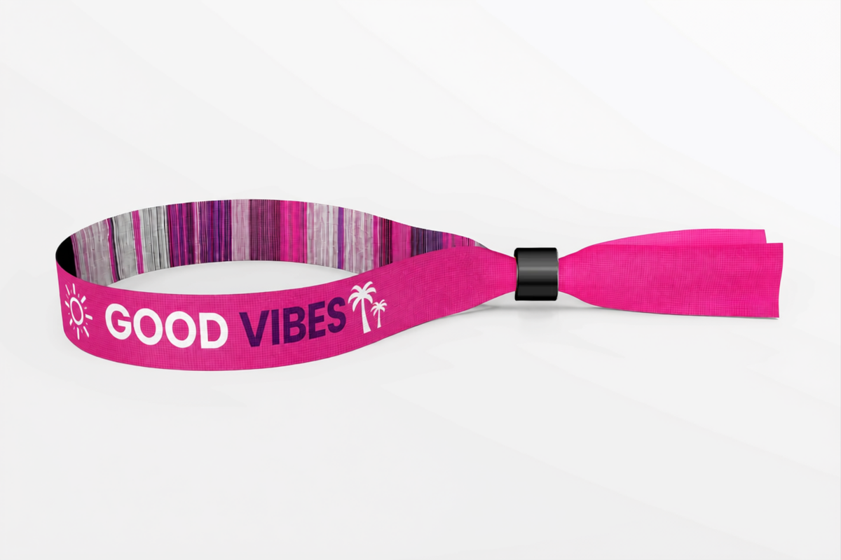 Pulsera tejida rosa con el texto Good Vibes tejido