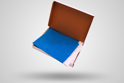 Una foto de la caixa de 1000 polseres de paper - Material llis de JM Band®. Compreu polseres de paper en blau fosc aquí.